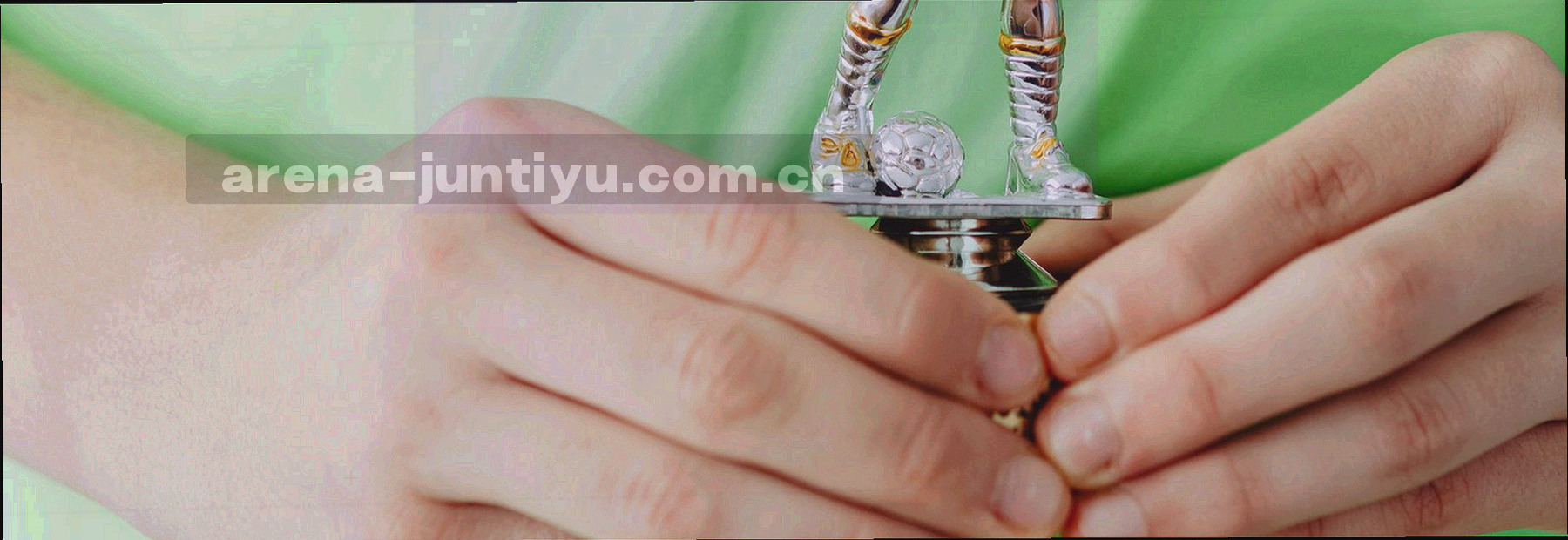 看台人群与场地边缘的宽幅剪影，暖色灯光在画面上方形成斜向光带